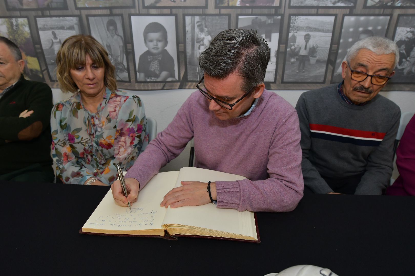 Manuel Rico firmando en el libro  de honor de Fabero.