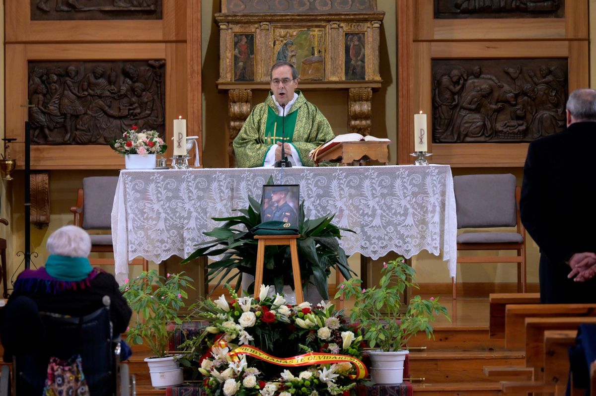 Un instante de la misa celebrada en Nogarejas en memoria de David Pérez Carracedo. | MAURICIO PEÑA