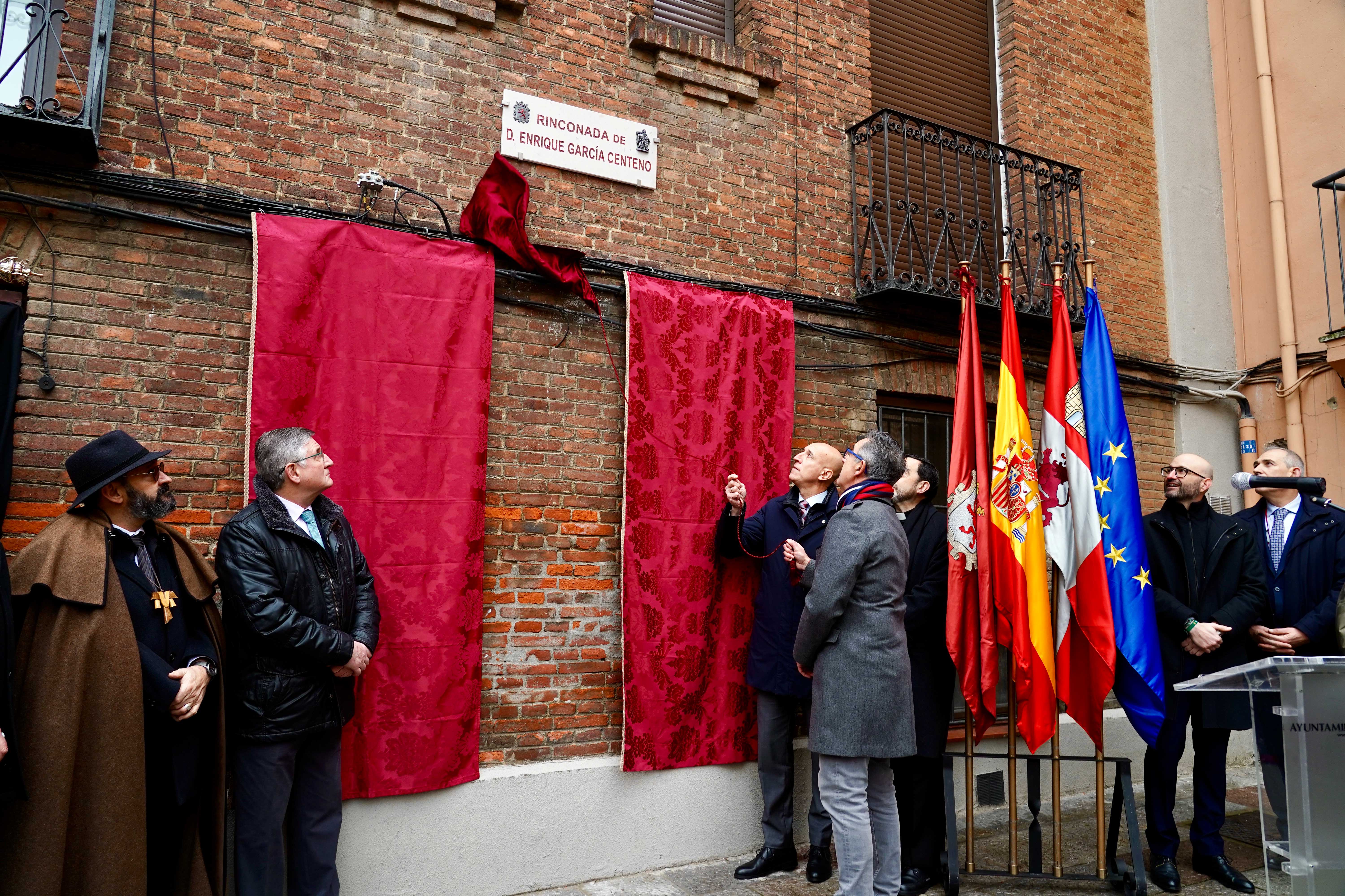 El alcalde de León, José Antonio Diez, presidió el acto de descubrimiento de la placa a don Enrique. | CAMPILLO (ICAL)