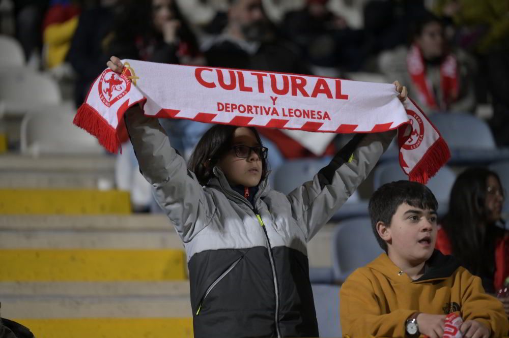 Dos jóvenes aficionados de la Cultural, en el partido frente al Amorebieta. | MAURICIO PEÑA