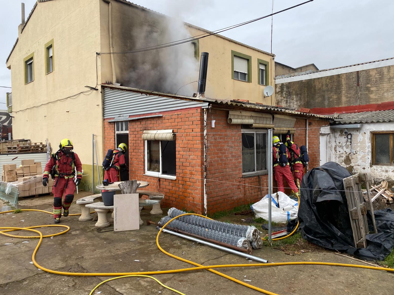 Incendio de una vivienda en Castrillo de la Ribera. | @LEONBOMBEROS