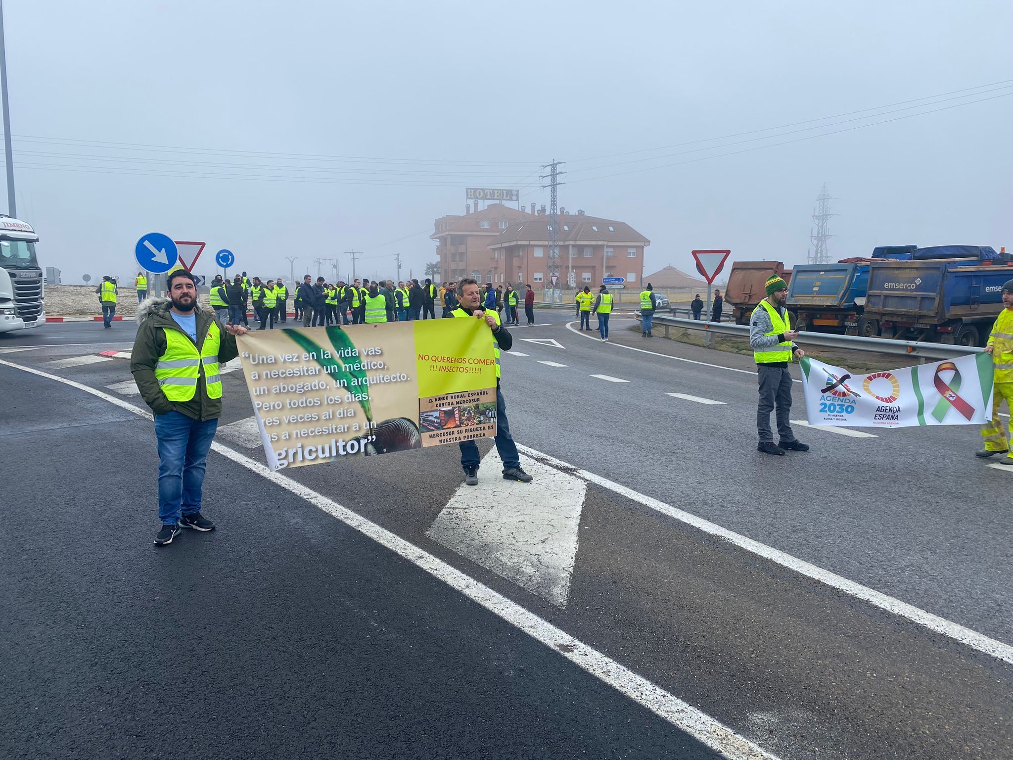 Los agricultores de Decaleón cortando este lunes la glorieta del polígono de Villadangos. | L.N.C.