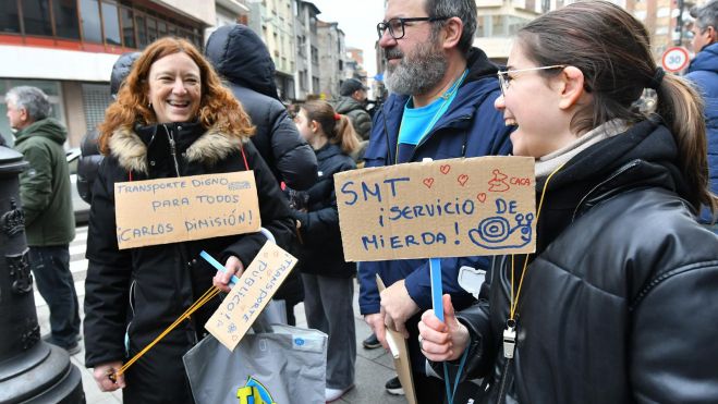 Los manifestantes pidieron la dimisión del concejal de Transportes. | Quinito