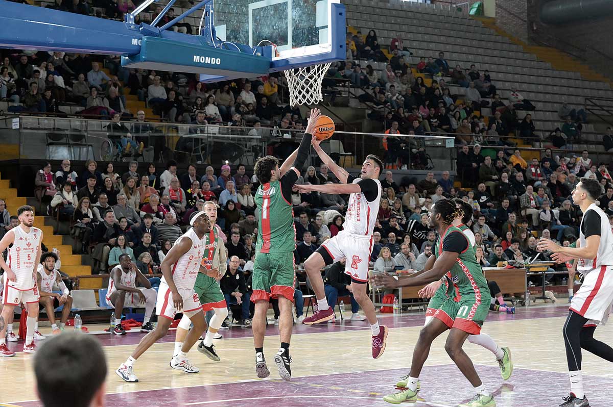 Imagen del partido de la Cultural de baloncesto el pasado fin de semana. | MAURICIO PEÑA