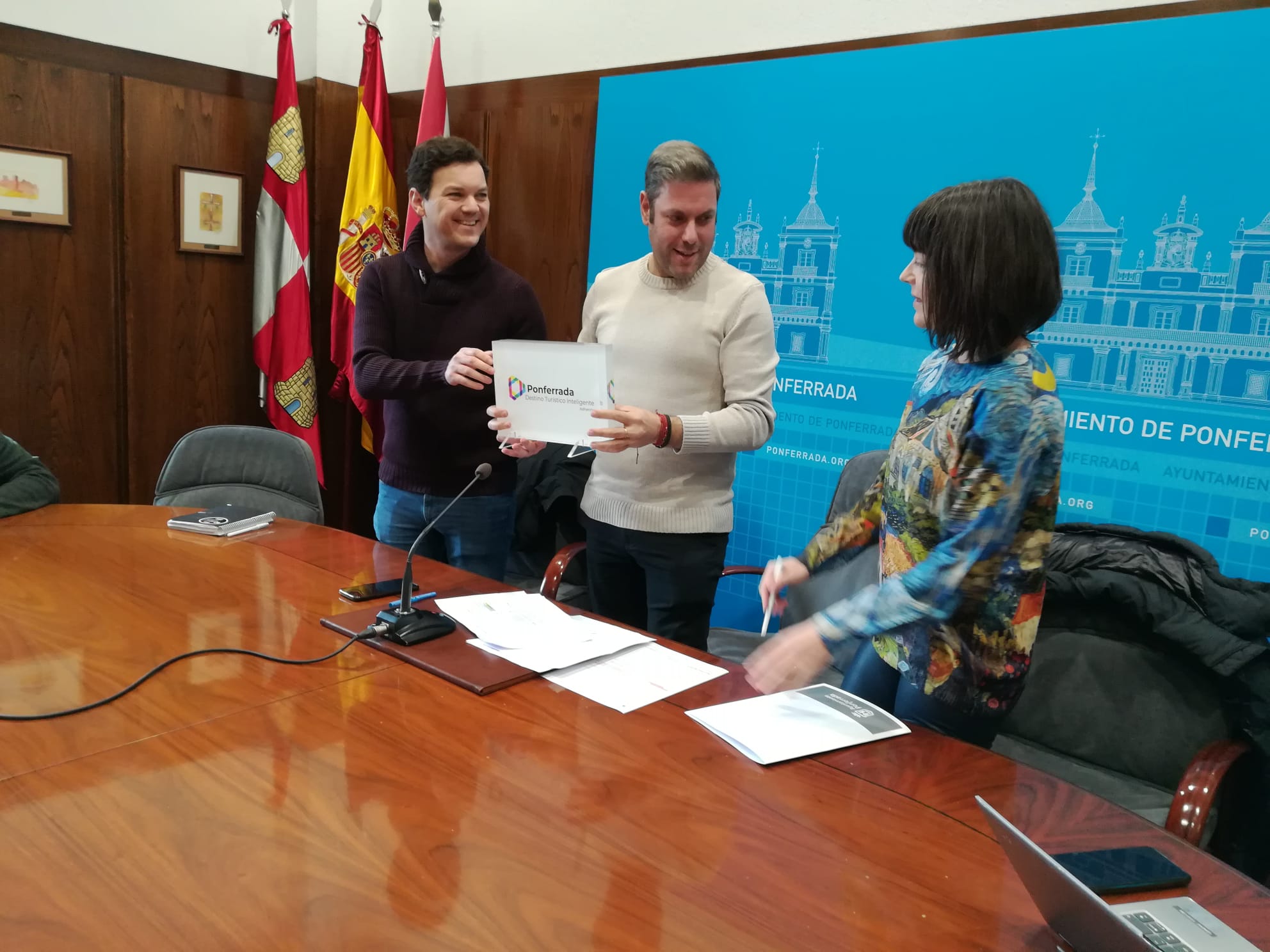 Los técnicos y el concejal de Turismo mostrando el sello renovado de Destino de Turismo Inteligente. | MAR IGLESIAS 