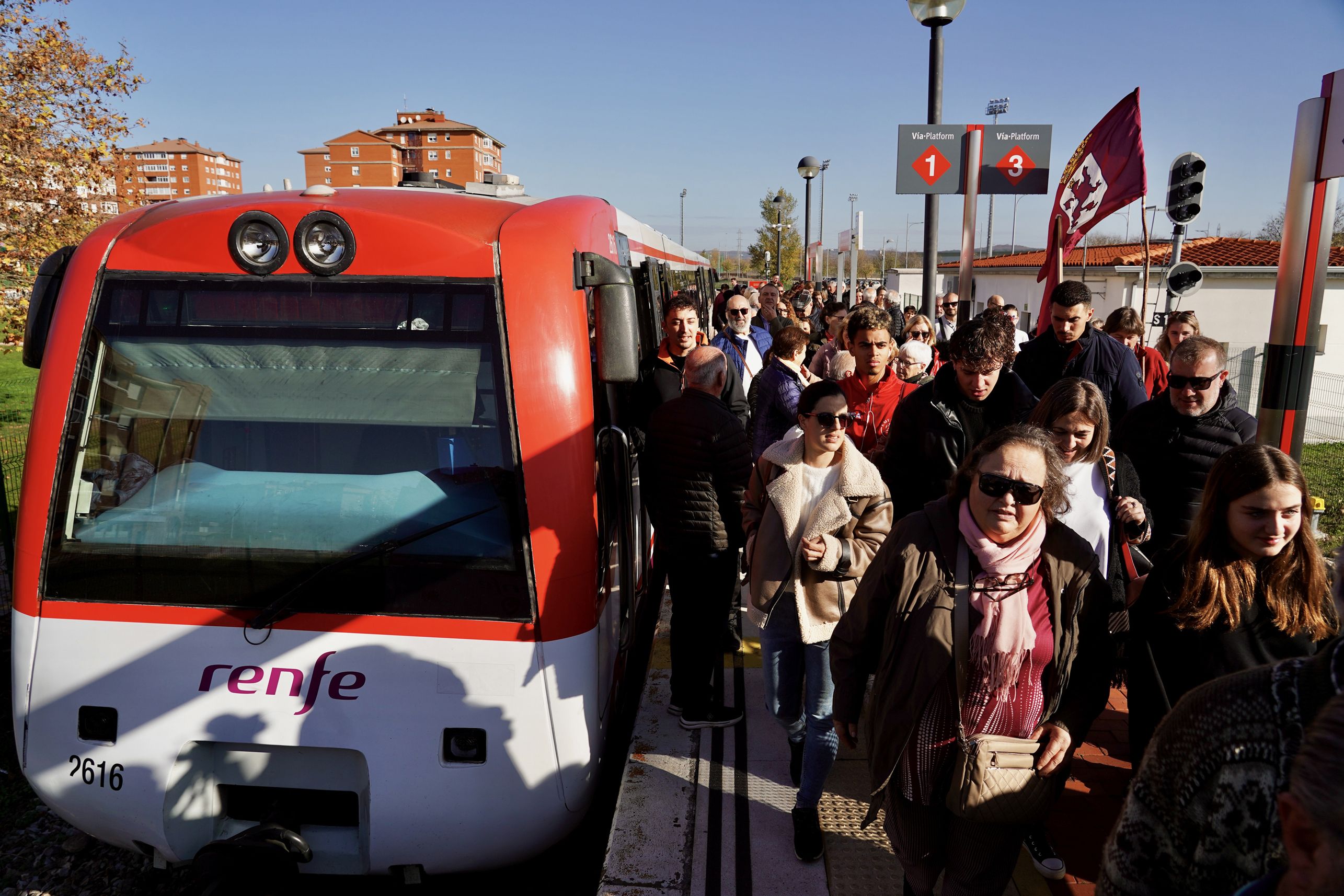 Un tren de Feve llega al apeadero de La Asunción abarrotado de usuarios que llegaban a la manifestación de noviembre. | CAMPILLO (ICAL)