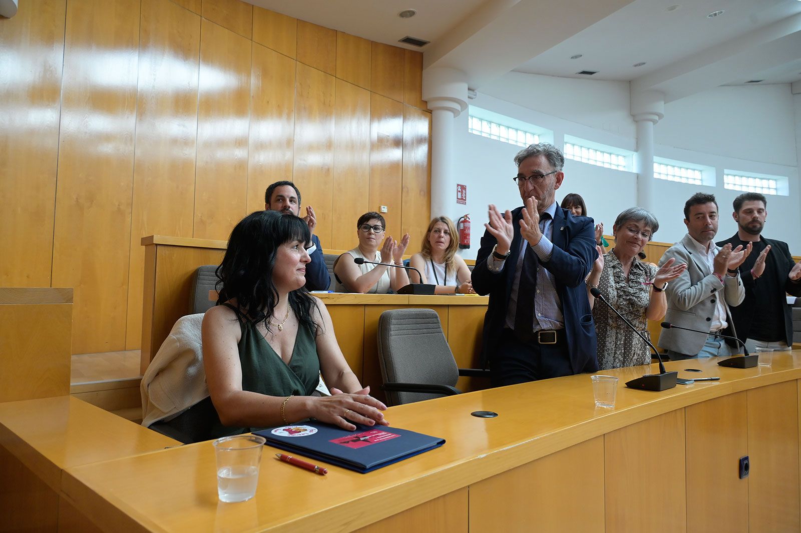 Ana María Caurel recibe el aplauso del pleno tras convertirse en alcaldesa. | MAURICIO PEÑA