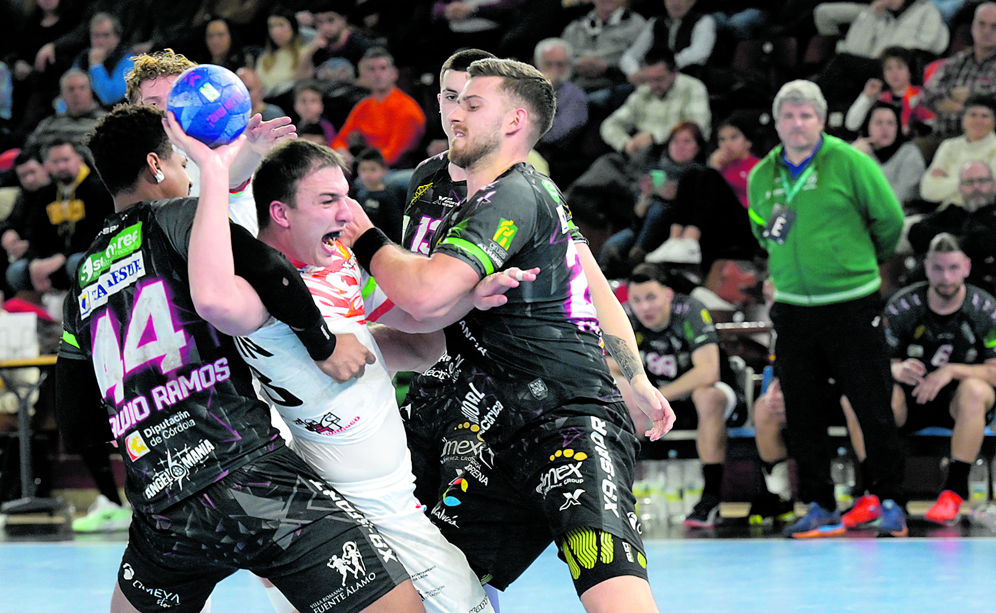 Alberto Martín con dos rivales durante el partido ante Puente Genil. MAURICIO PEÑA