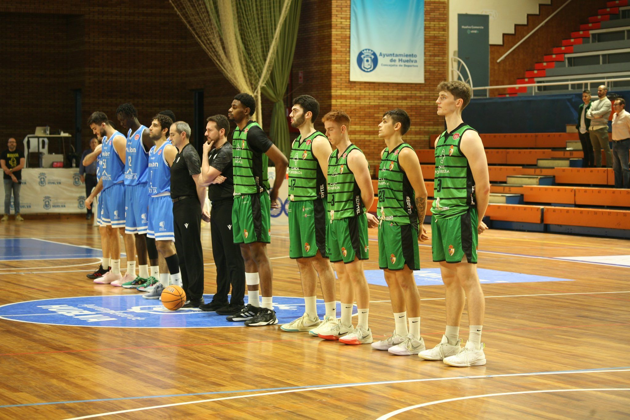 Inicio del partido de ida entre el Clínica Ponferrada y Huelva. CPSDP