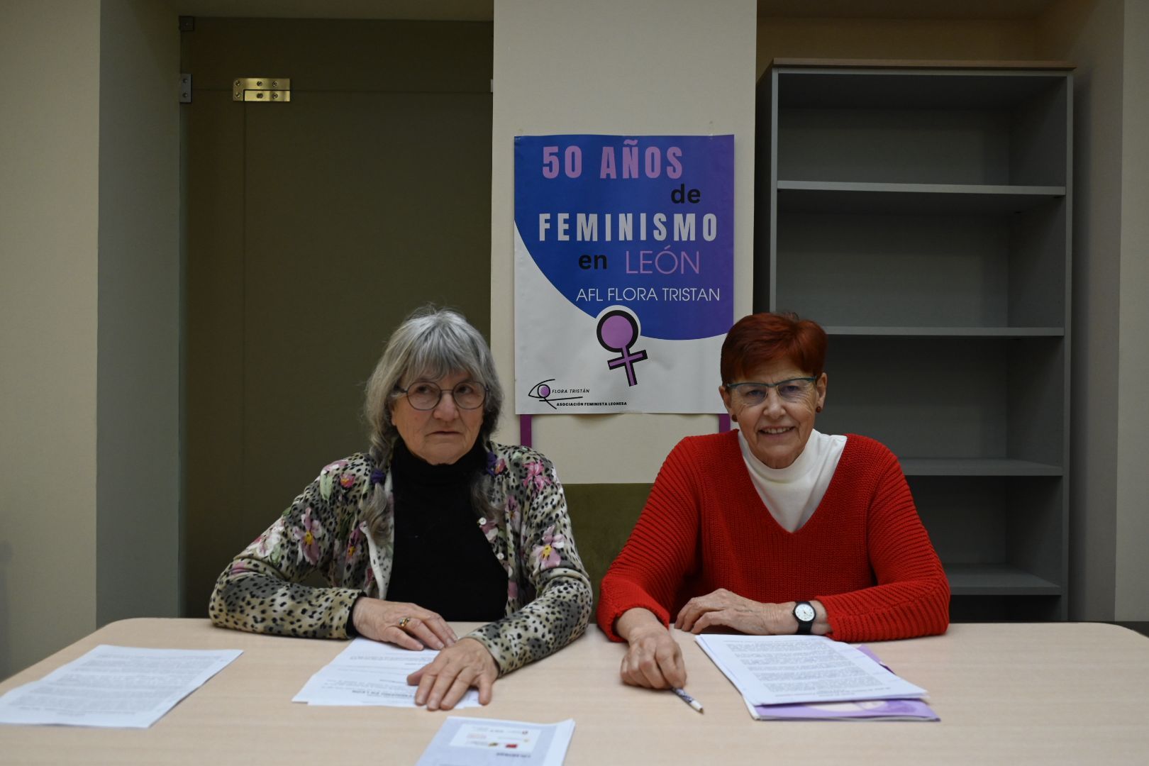 Olga Castrillo, secretaria, y Herminia Suárez, presidenta de la Asociación Feminista Leonesa Flora Tristán. | SAÚL ARÉN