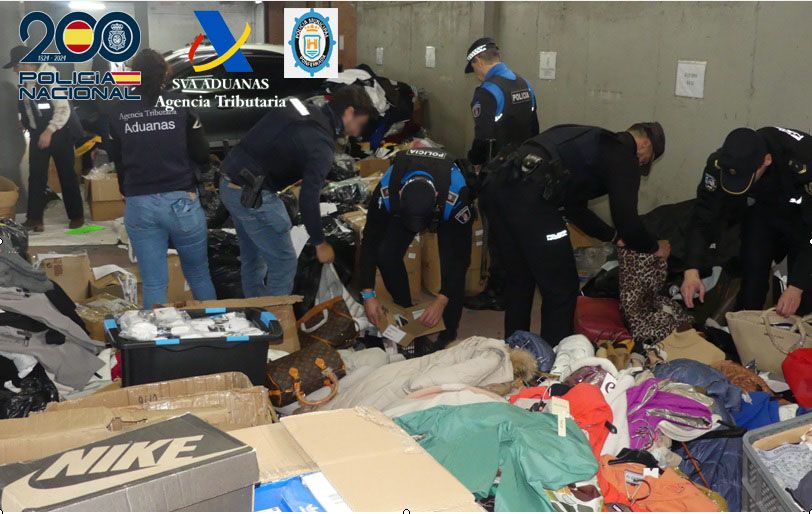 Los agentes incautaron más de 7.000 prendas de ropa, zapatos y bolsos. | POLICÍA NACIONAL