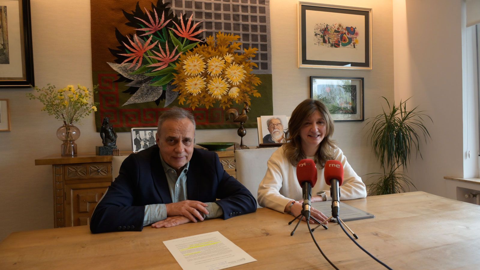 Joaquín Otero y Nuria González en la presentación de la becas de la Fundación Antonio Pereira. | MAURICIO PEÑA