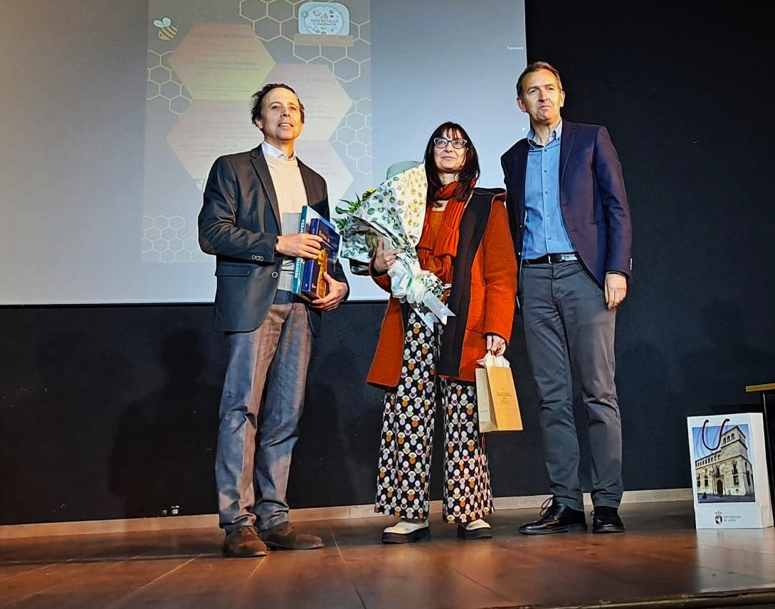 El director del Ramiro II, Jorge de Prada, la escritora y científica Mónica Rodríguez, y el alcalde de La Robla, Santiago Dorado.