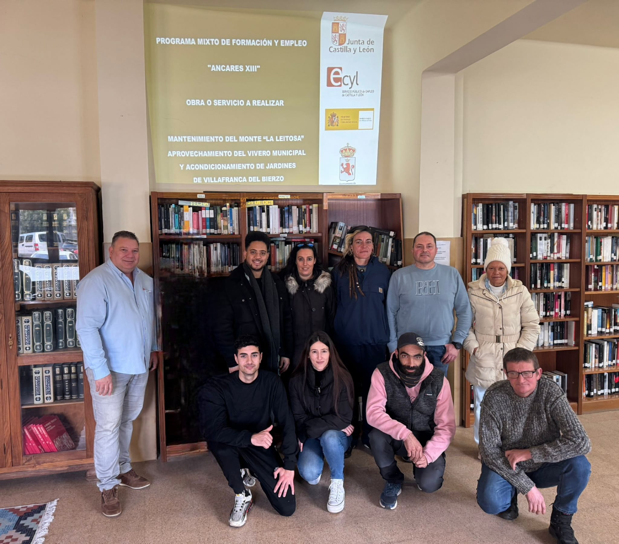 Alumnos del programa, con los monitores y el alcalde de Villafranca.