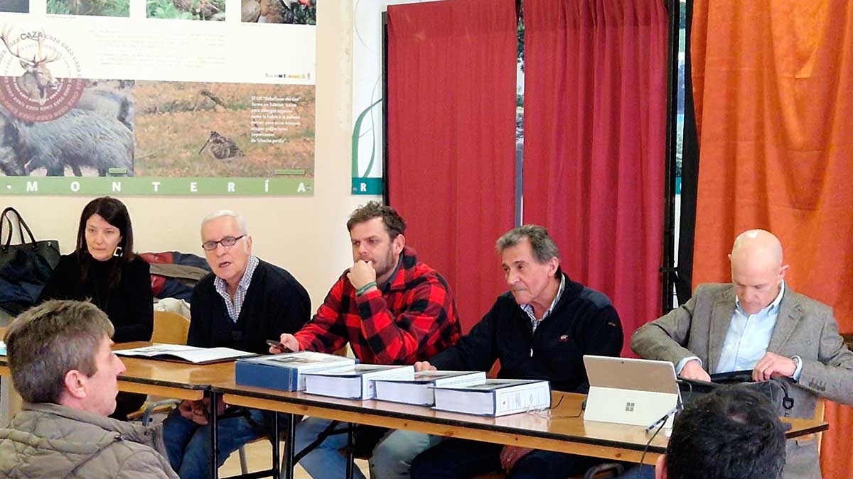 Reunión celebrada este jueves para abordar la concentración parcelaria del municipio. | L.N.C.