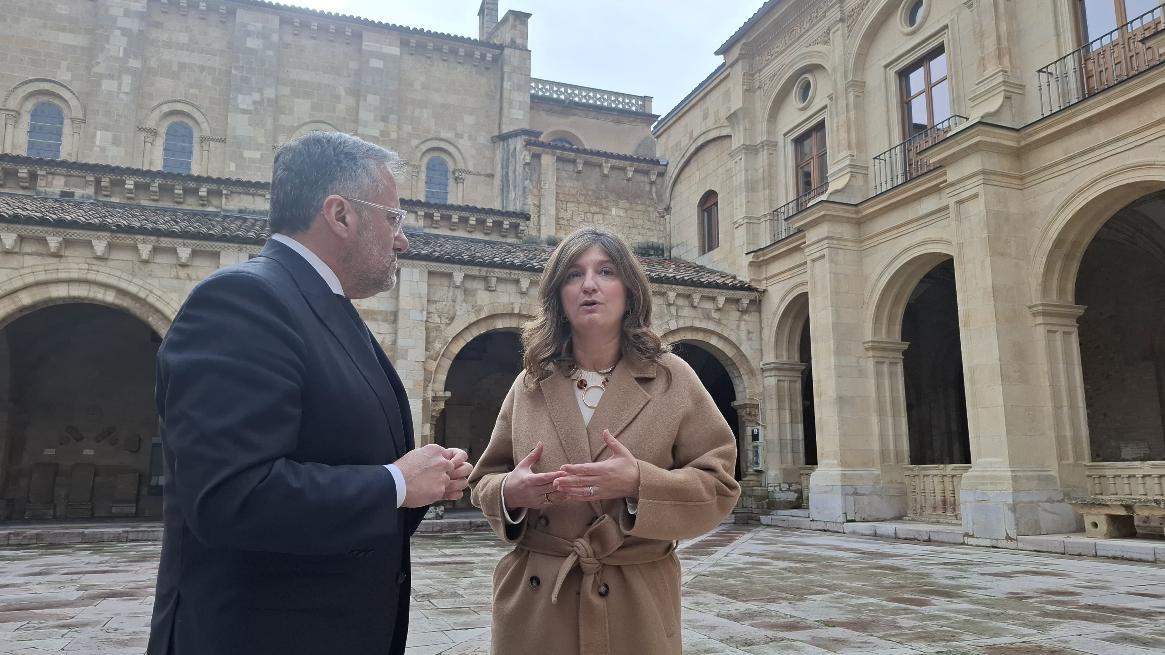 Carlos Pollán, presidente de las Cortes, y Nuria González, rectora de la ULE. | L.N.C.