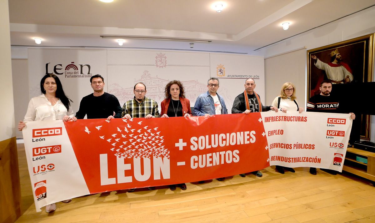 Un instante de la comparecencia de los representantes sindicales en el Salón de los Reyes del Ayuntamiento de León. | MAURICIO PEÑA