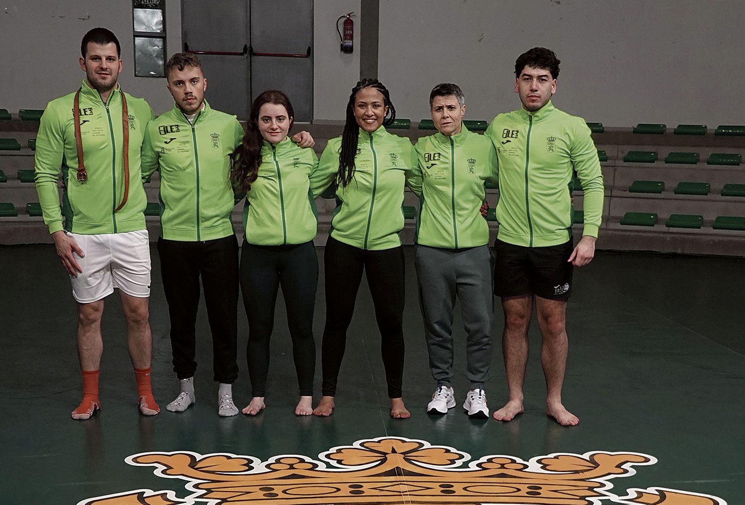 Los representantes de la lucha leonesa (Bea, Luzma, Florián y Chelín) con los monitres (Miriam y Rodri),  en el luchódromo. BARREÑADA