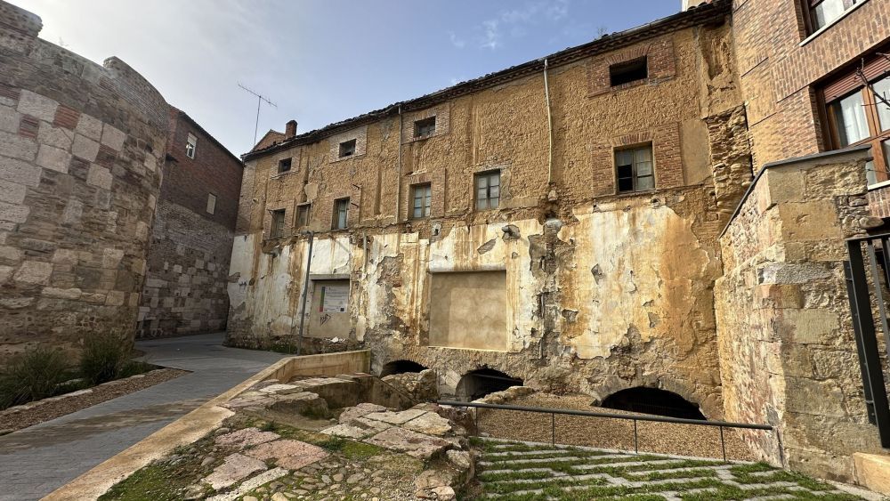 Imagen del Molino Sidrón tomada desde la zona ajardinada y peatonal de la Era del Moro. LNC