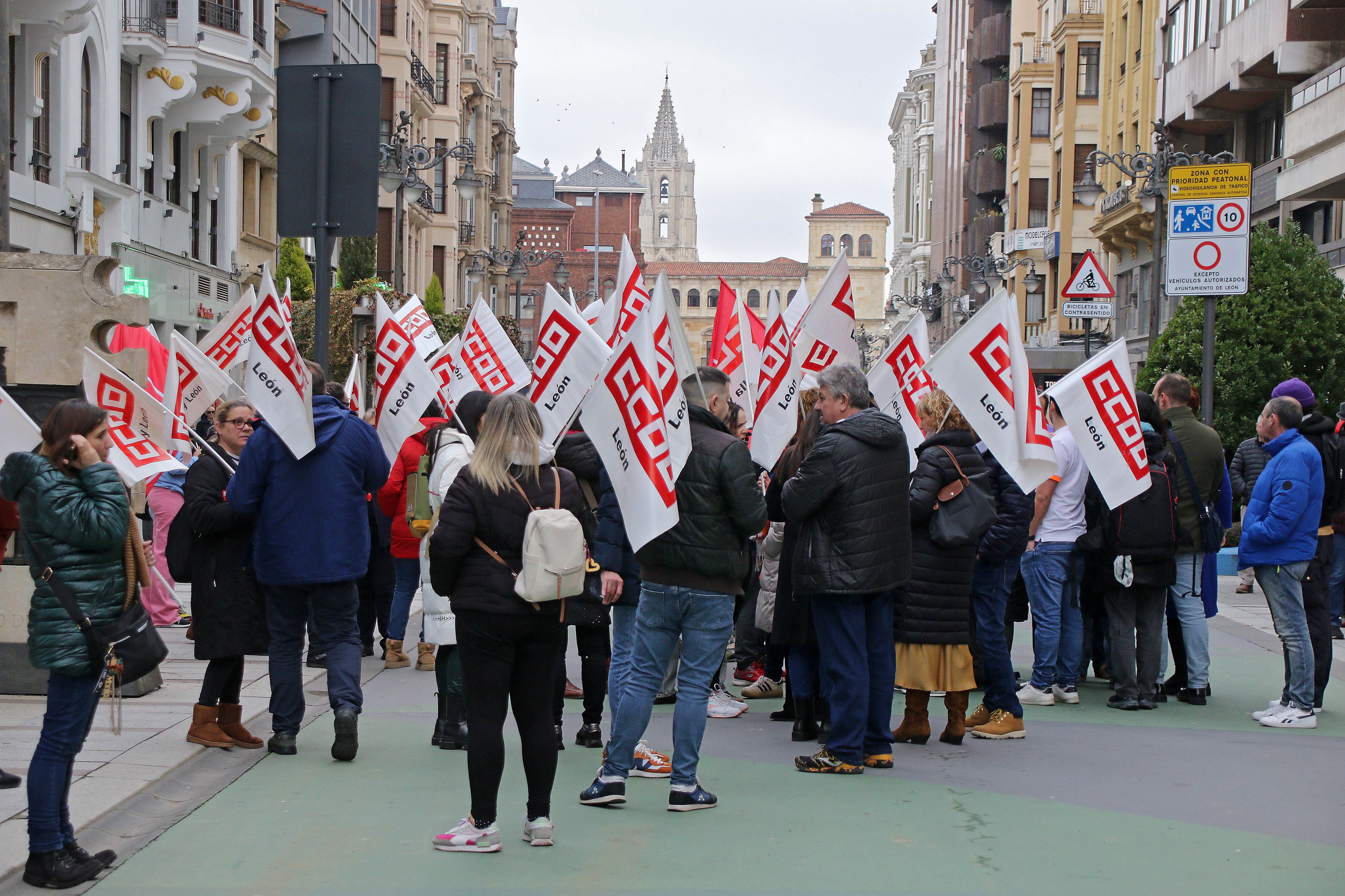 Concentración frente a la sede consistorial de Ordoño II con motivo de la huelga de transporte urbano que comienza en León. PEIO GARCÍA (ICAL)