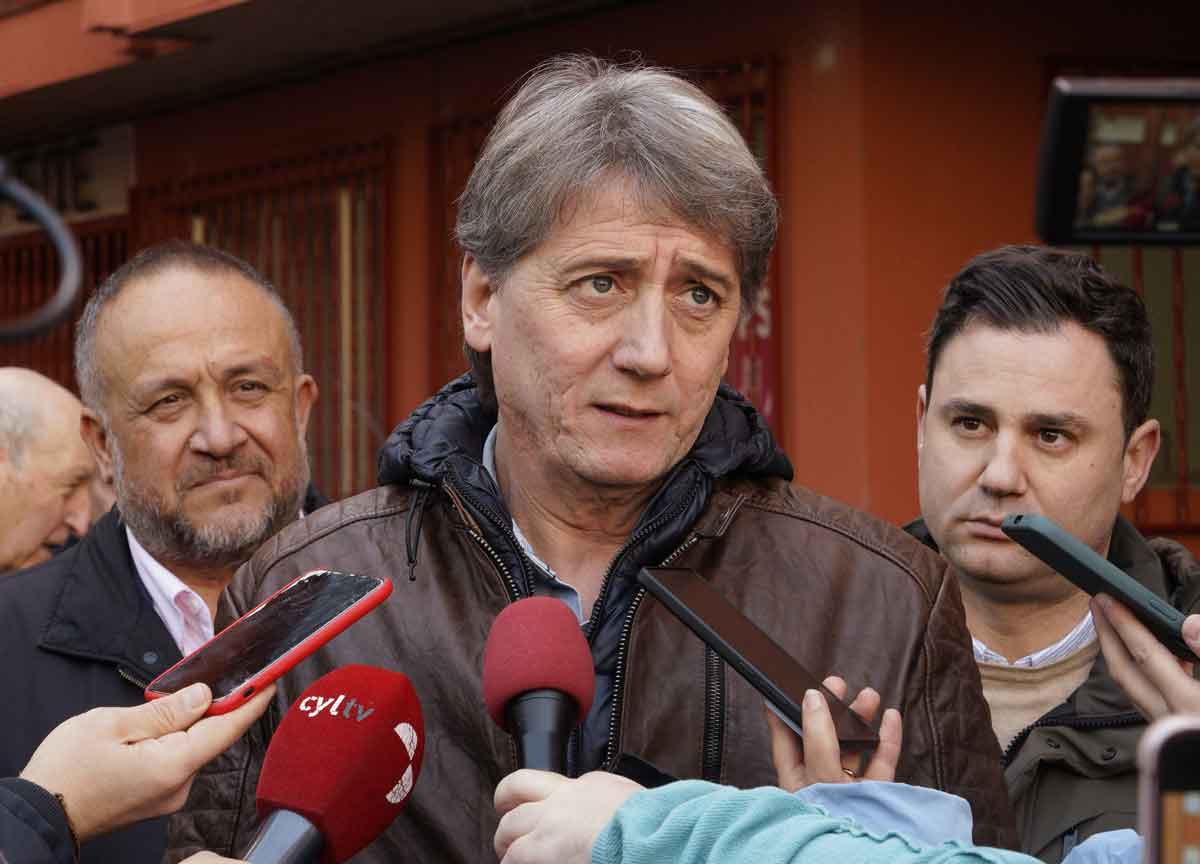  El secretario general del PSOE de CyL, Carlos Martínez, durante su encuentro con militantes en Villablino. | ICAL