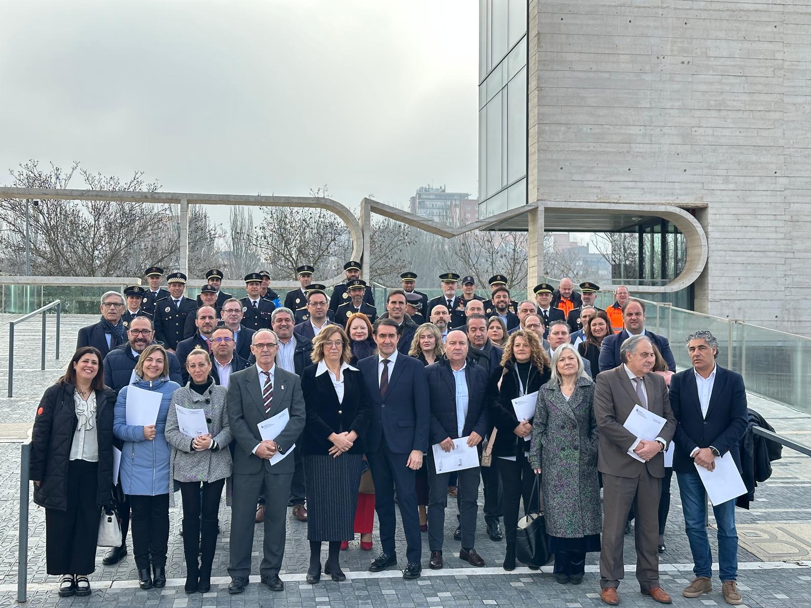 Foto de familia con los consistorios adheridos, con la presencia de Carrera  y Bailez. | L.N.C.