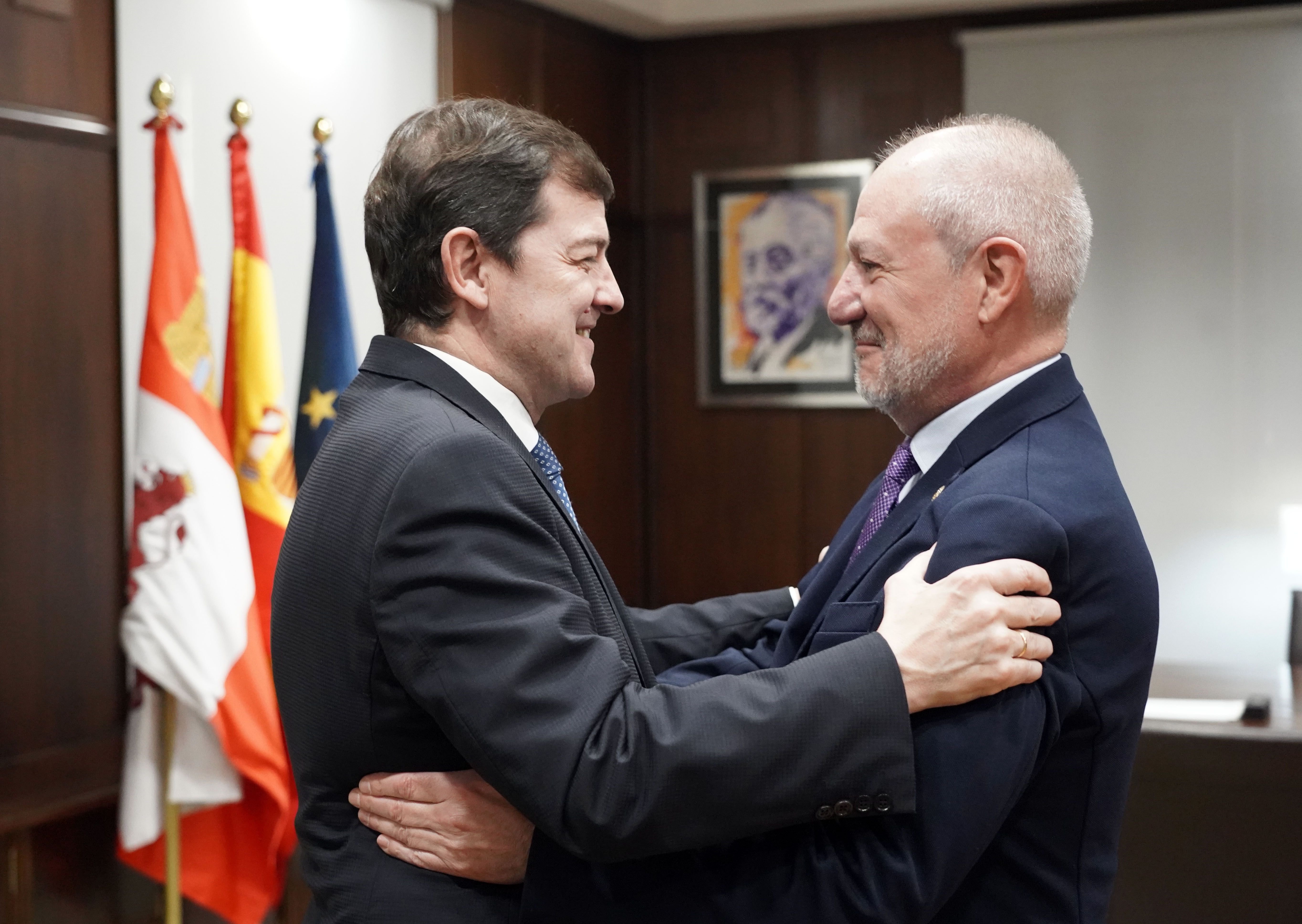 El presidente de la Junta de Castilla y León, Alfonso Fernández Mañueco, junto al abad de la Cofradía del Dulce Nombre de Jesús Nazareno de León, Ignacio Tejera. ICAL