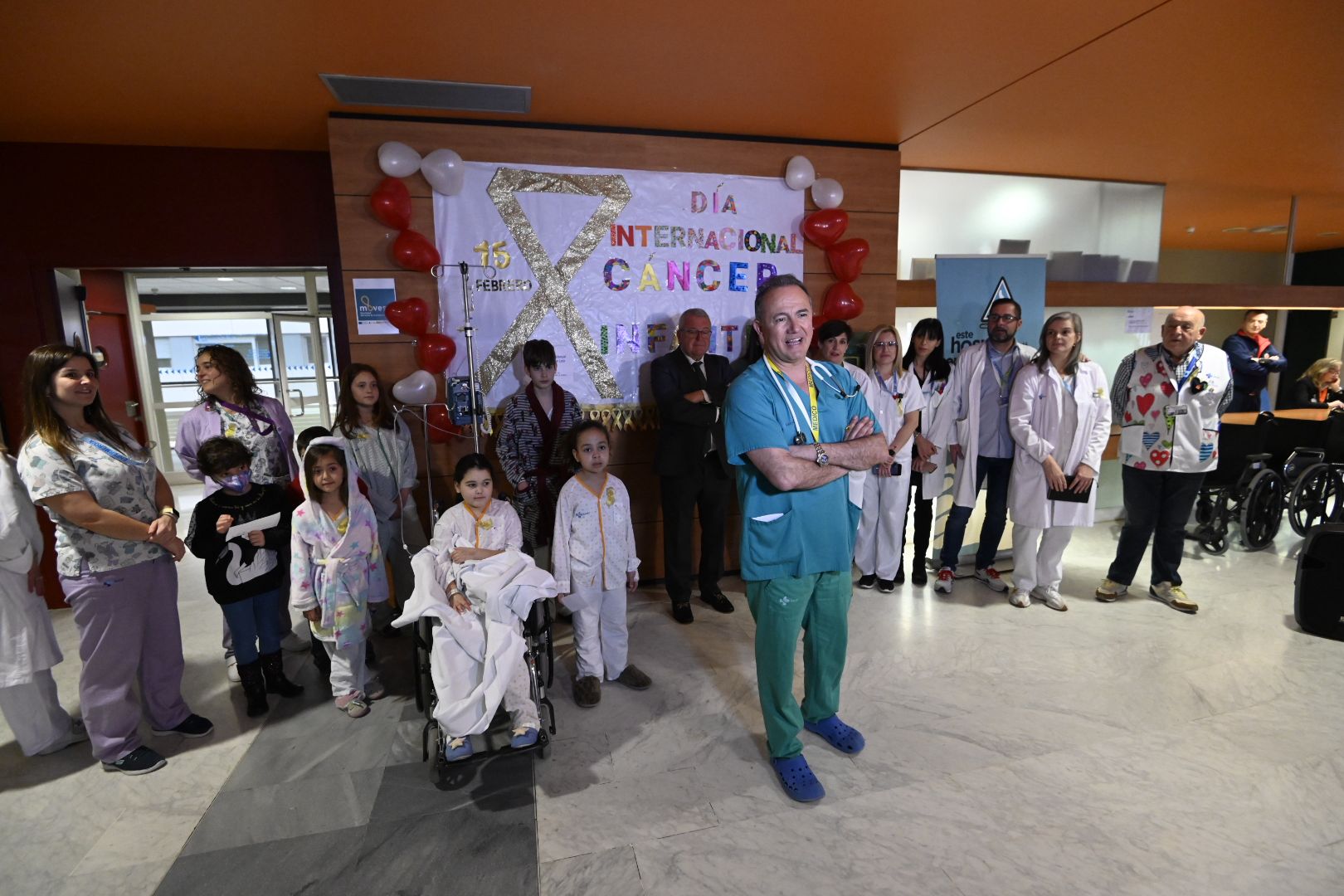 Juan Pablo García Badás (en primer término) durante el acto del Día Mundial contra el Cáncer Infantil en el Hospital de Léon. | SAÚL ARÉN