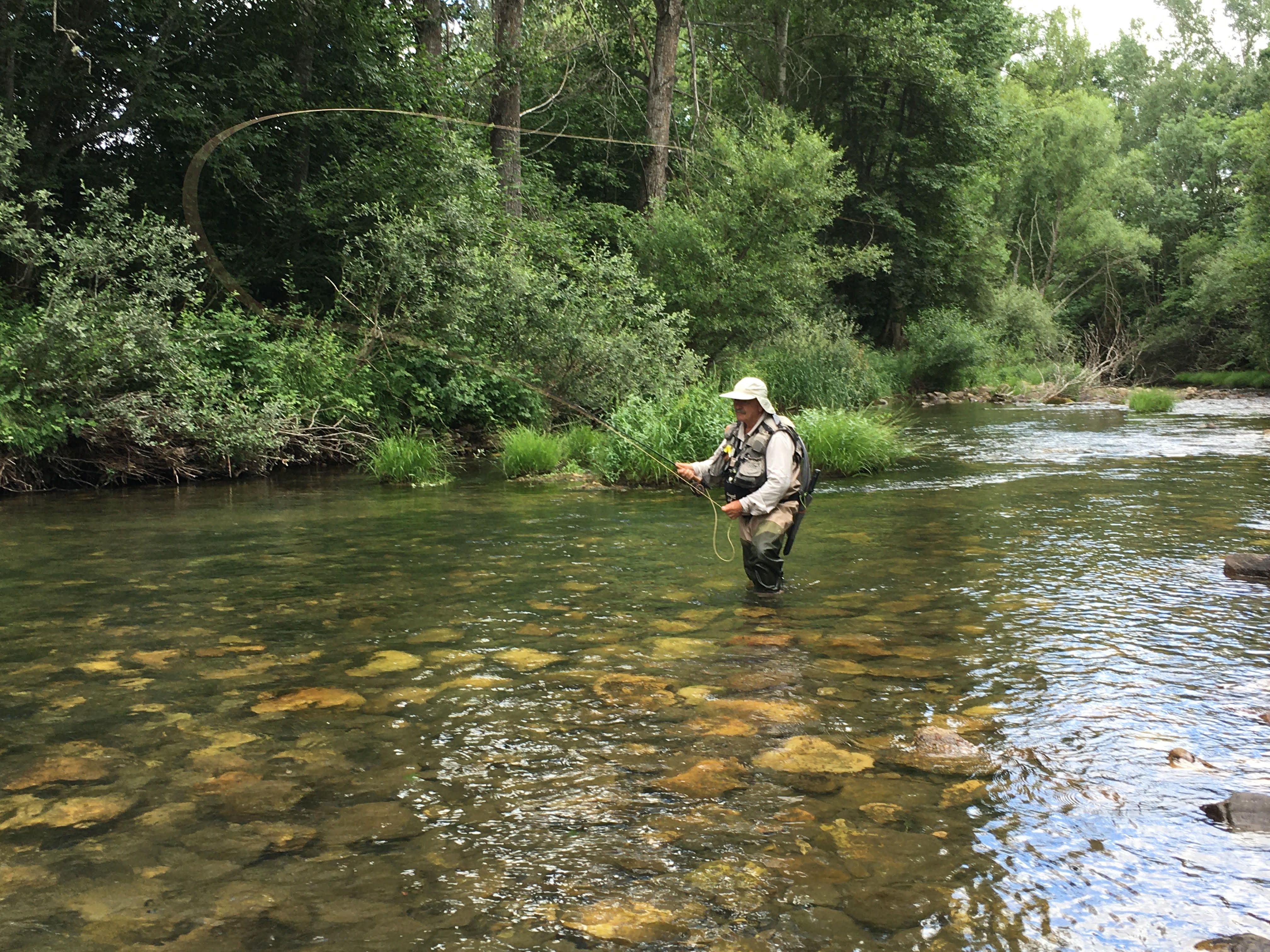 Imagen de un pescador en uno de los ríos de la provincia. R.P.N