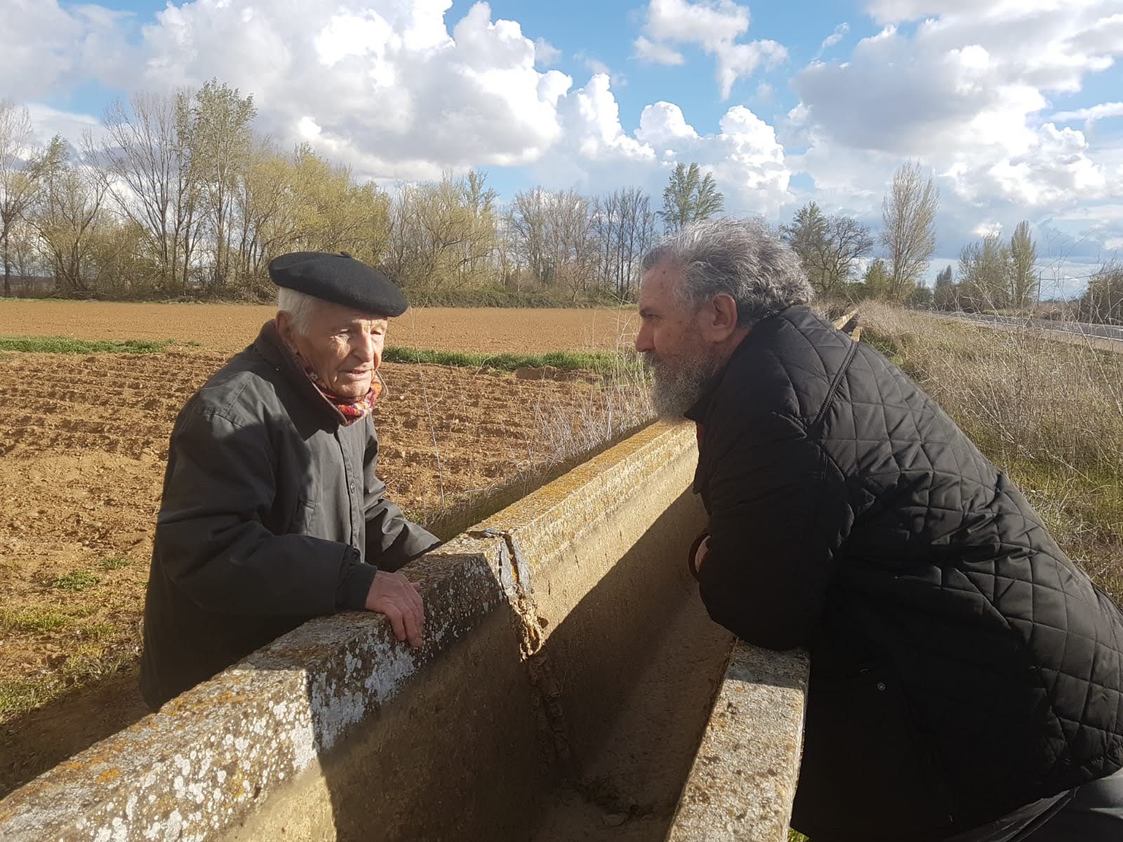 Perdón por la inmodestia de la foto, pero pocos recuerdos más agradables que una larga conversación con Machín en Los Guindales de Toral. | L. PASTORIZA