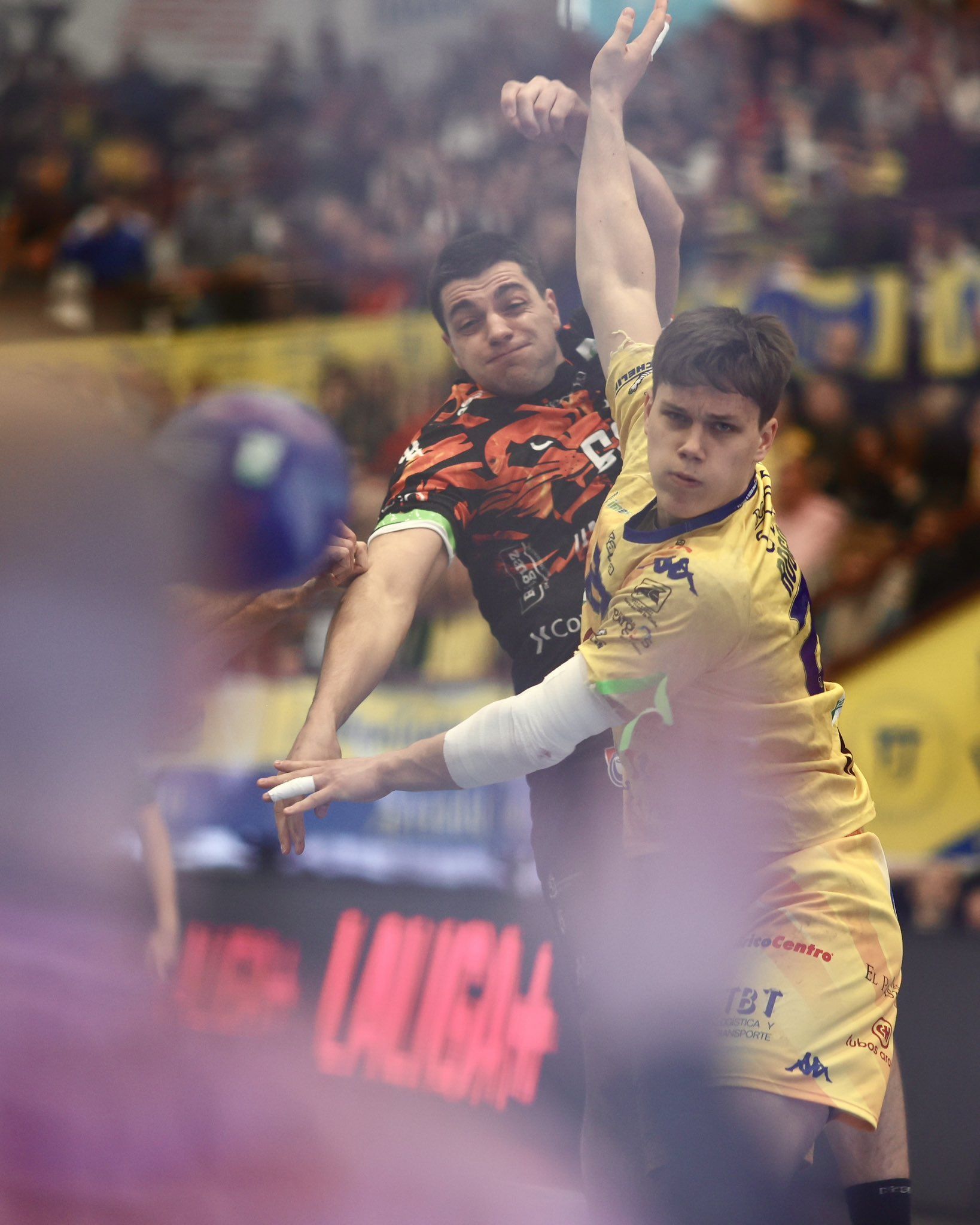 Edu Fernández lanzando a portería ante un rival durante el partido. ASOBAL (@soy_arcalle)