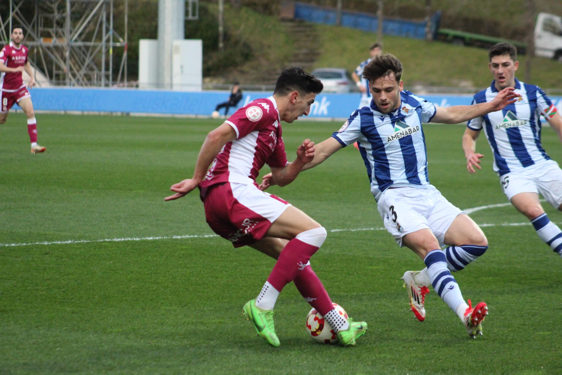 Pibe hace un recorte a un defensor de la Real B. | ISAAC LLAMAZARES