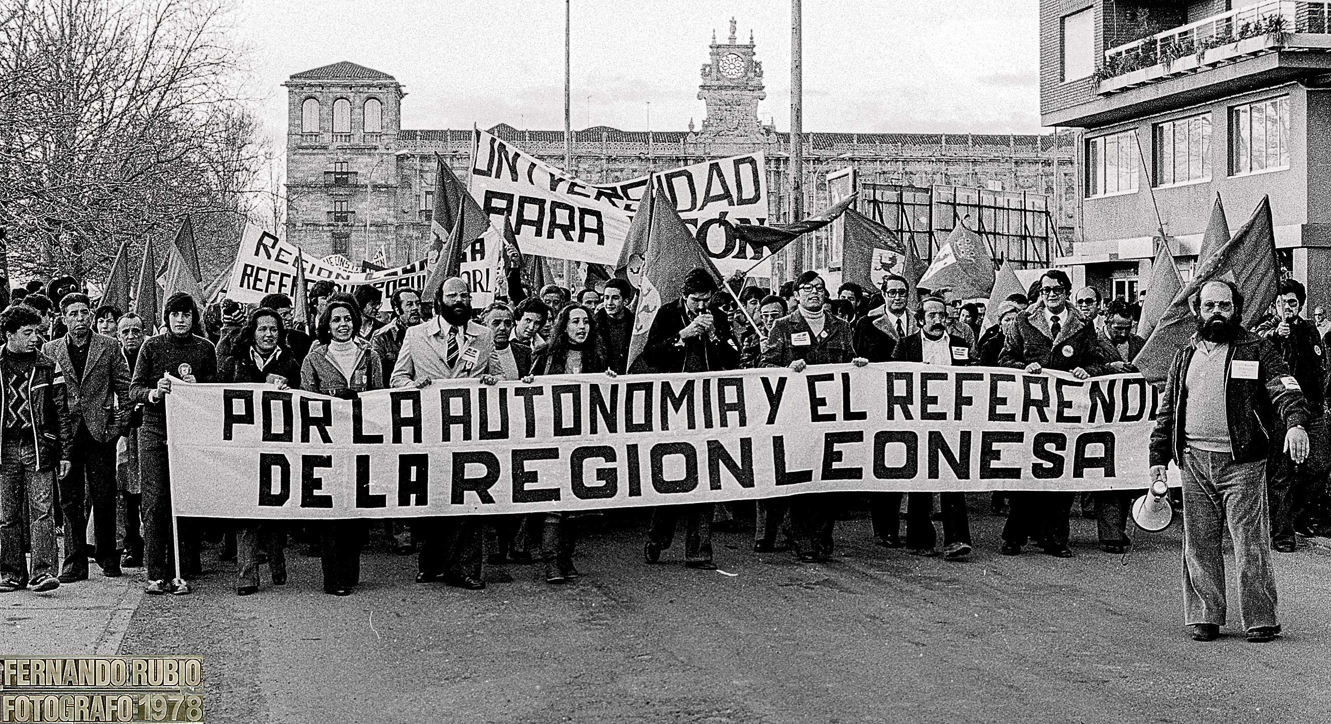 Autonomía y referendum eran las peticiones, pero también aparece en el fondo otra, Universidad para León. | FERNANDO RUBIO