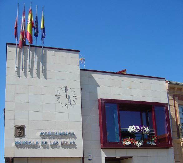 Vista del Ayuntamiento de Mansilla de las Mulas. | L.N.C.