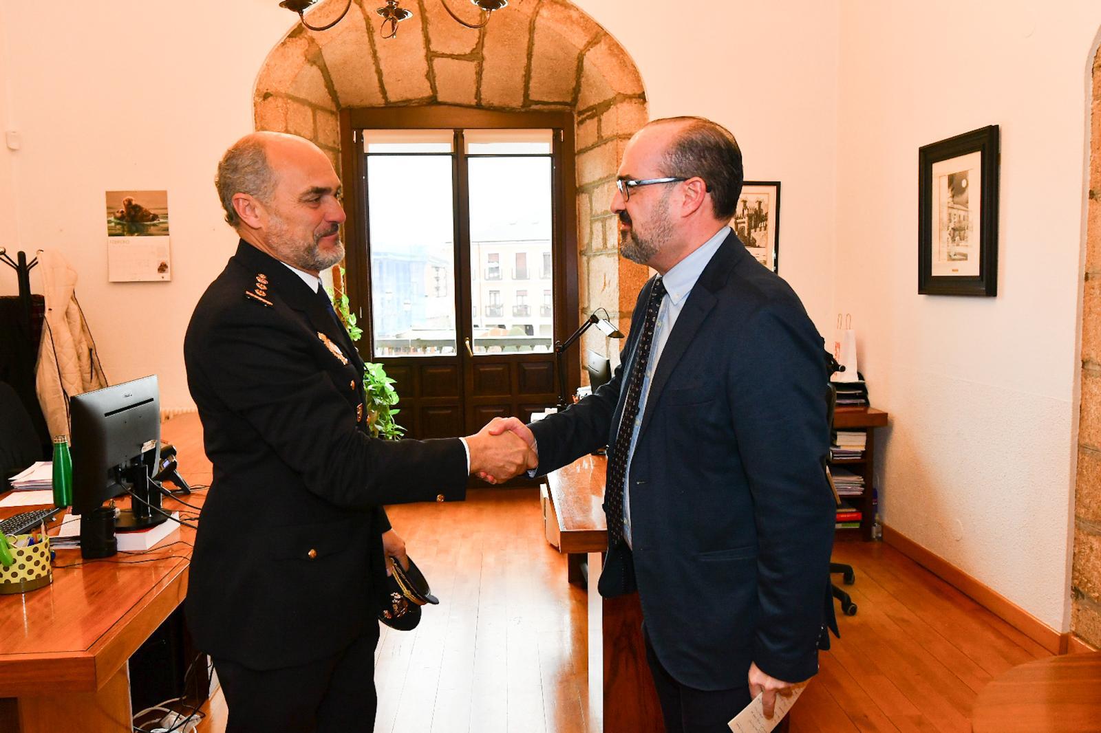 Reunión del alcalde con el comisario. 