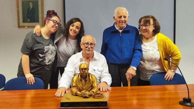 Santos Argüello posando junto a su familia en el homenaje.