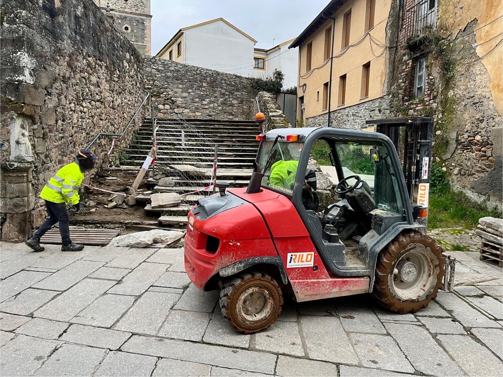 Inicio de las obras en las escaleras.