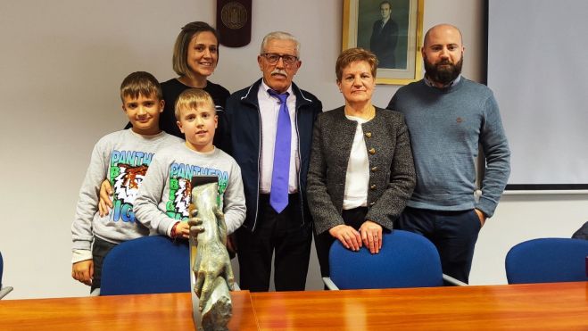 Manuel Arias junto a su familia durante el acto. | L.N.C.