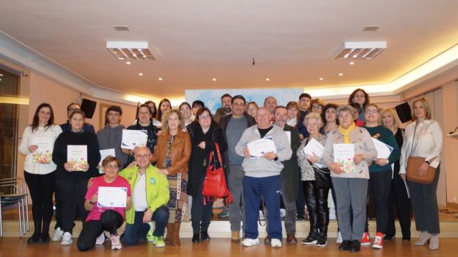 Foto de familia de los participantes que han recibido el diploma. | L.N.C.