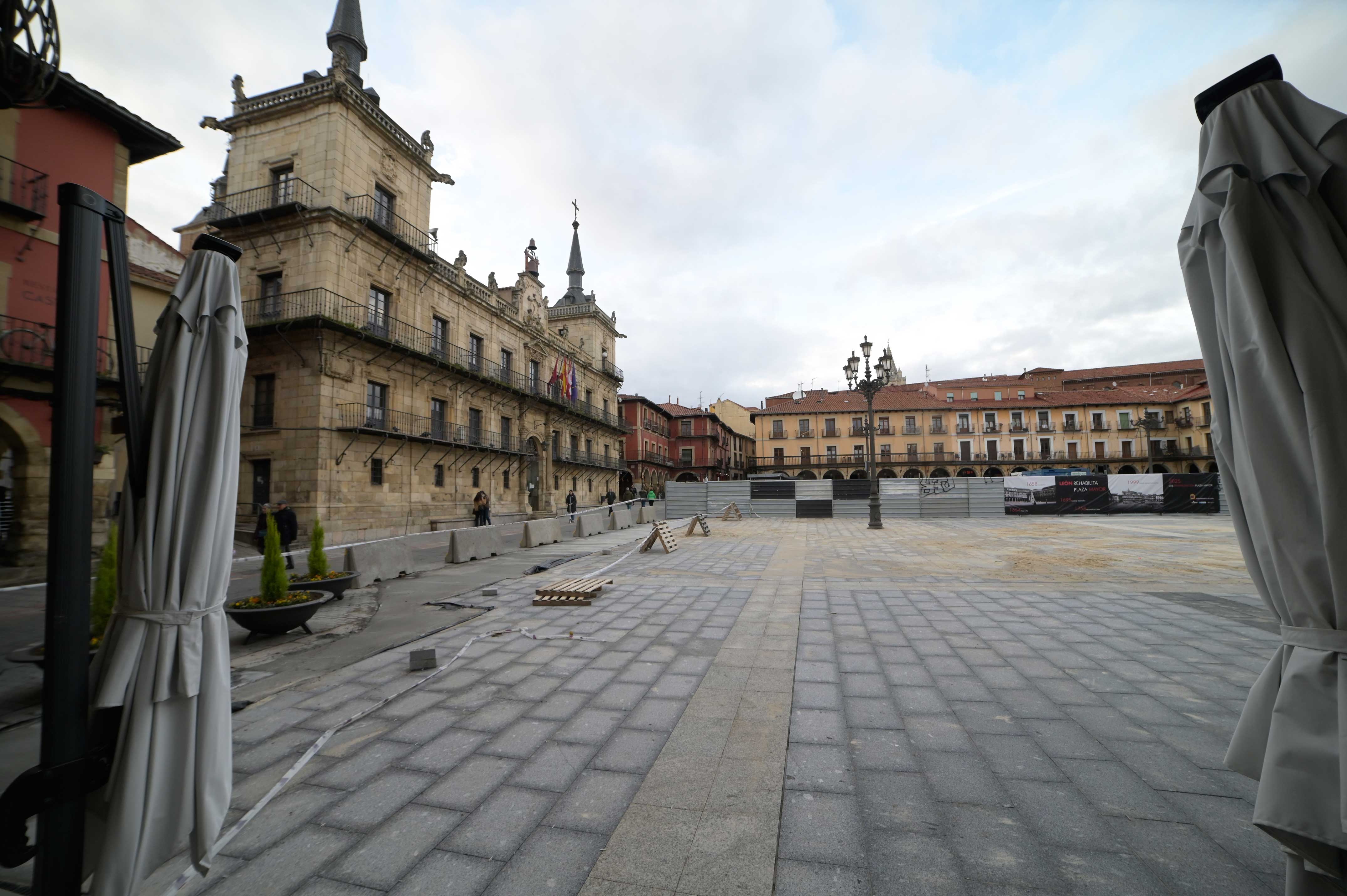 La rehabilitación del edificio Mirador del Concejo servirá para culminar el plan de mejora de la Plaza Mayor, ya en obras. | MAURICIO PEÑA