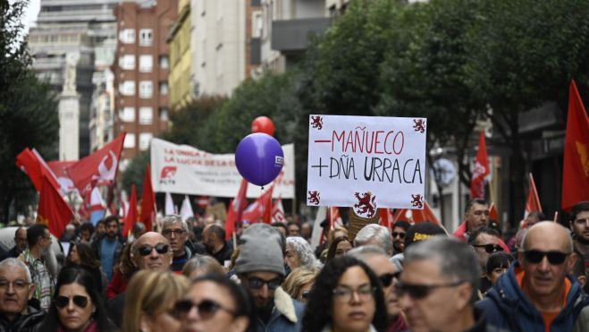 Un instante de la manifestación por el futuro de León celebrada este domingo. | SAÚL ARÉN