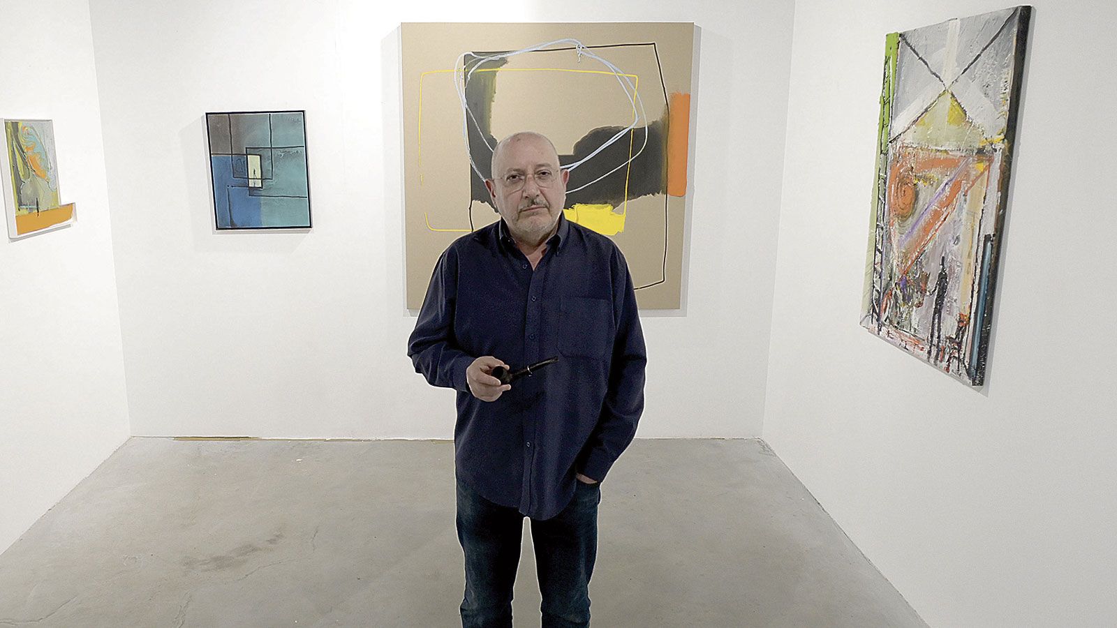 El pintor asturiano Pelayo Ortega inauguró este viernes una muestra compuesta por una veintena de sus obras en la galería Ármaga.| MAURICIO PEÑA