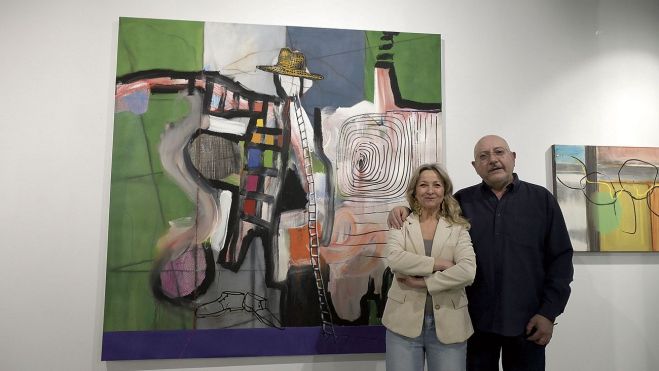 Marga, el pintor y ese "gran cuadro" que es ‘Taller’. | MAURICIO PEÑA