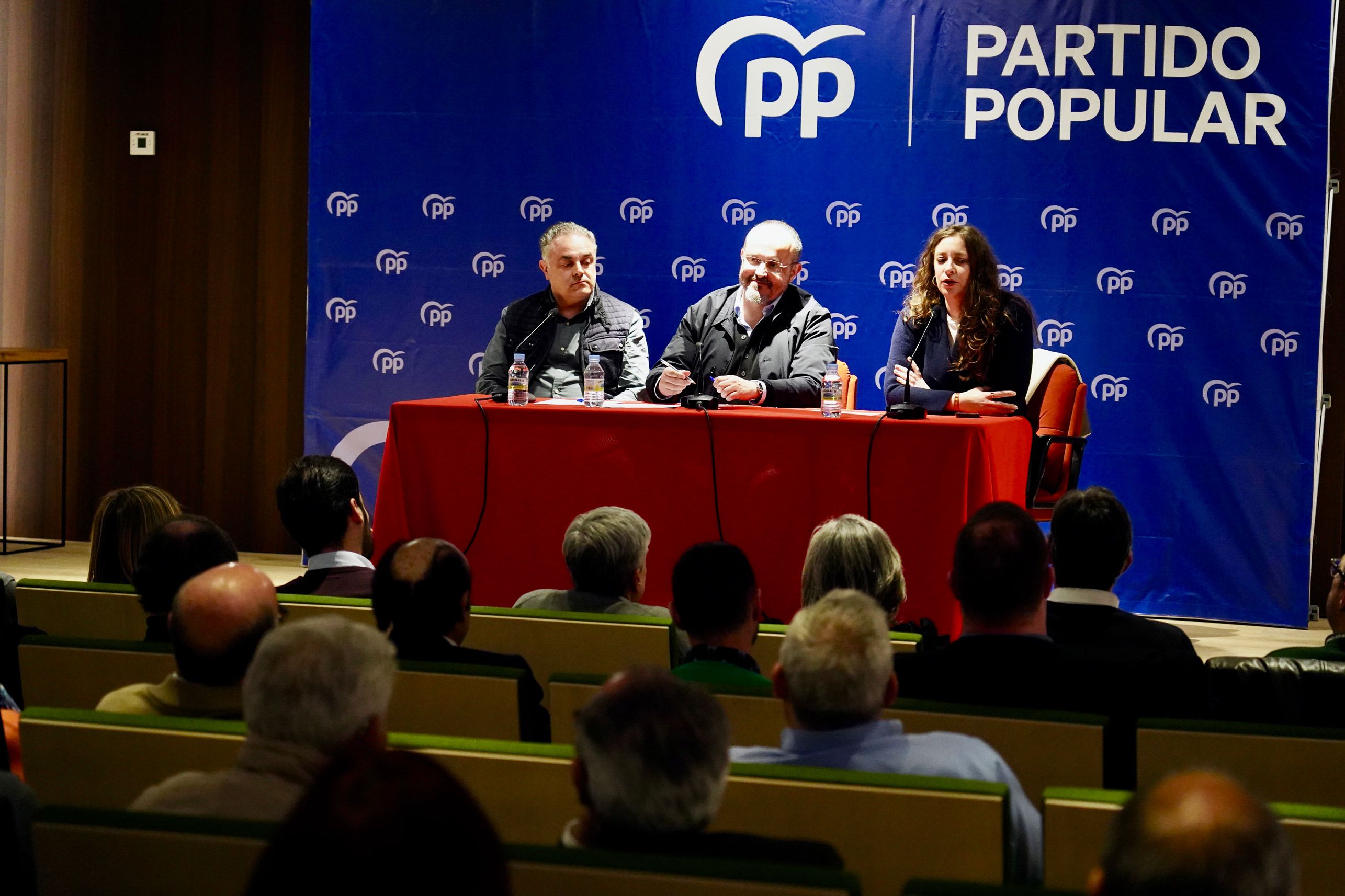 José Luis Nieto, Alejandro Ferrnández y Ester Muñoz durante el acto en Astorga. CAMPILLO (ICAL)