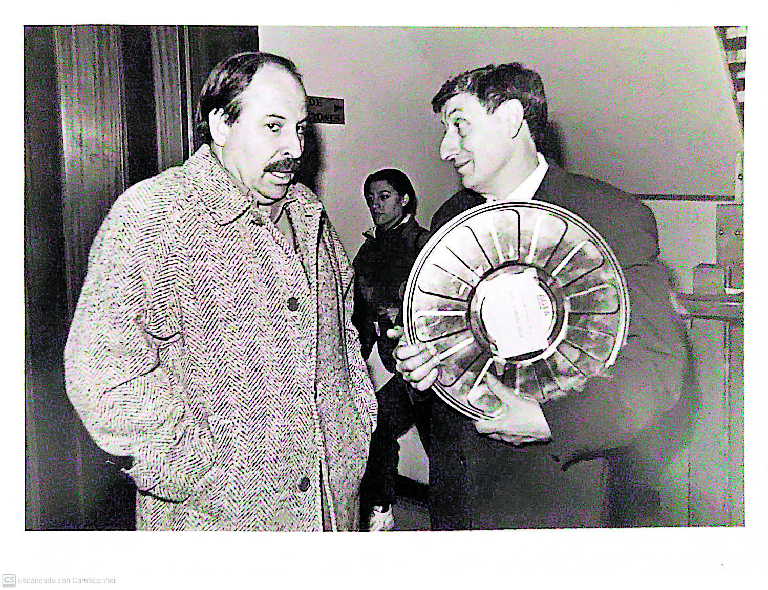 Emilio López con el director de cine Julio Suárez, preparando la proyección de una película, seguramente ‘Estirpe de tritones’. | ARCHIVO DE LA FAMILIA