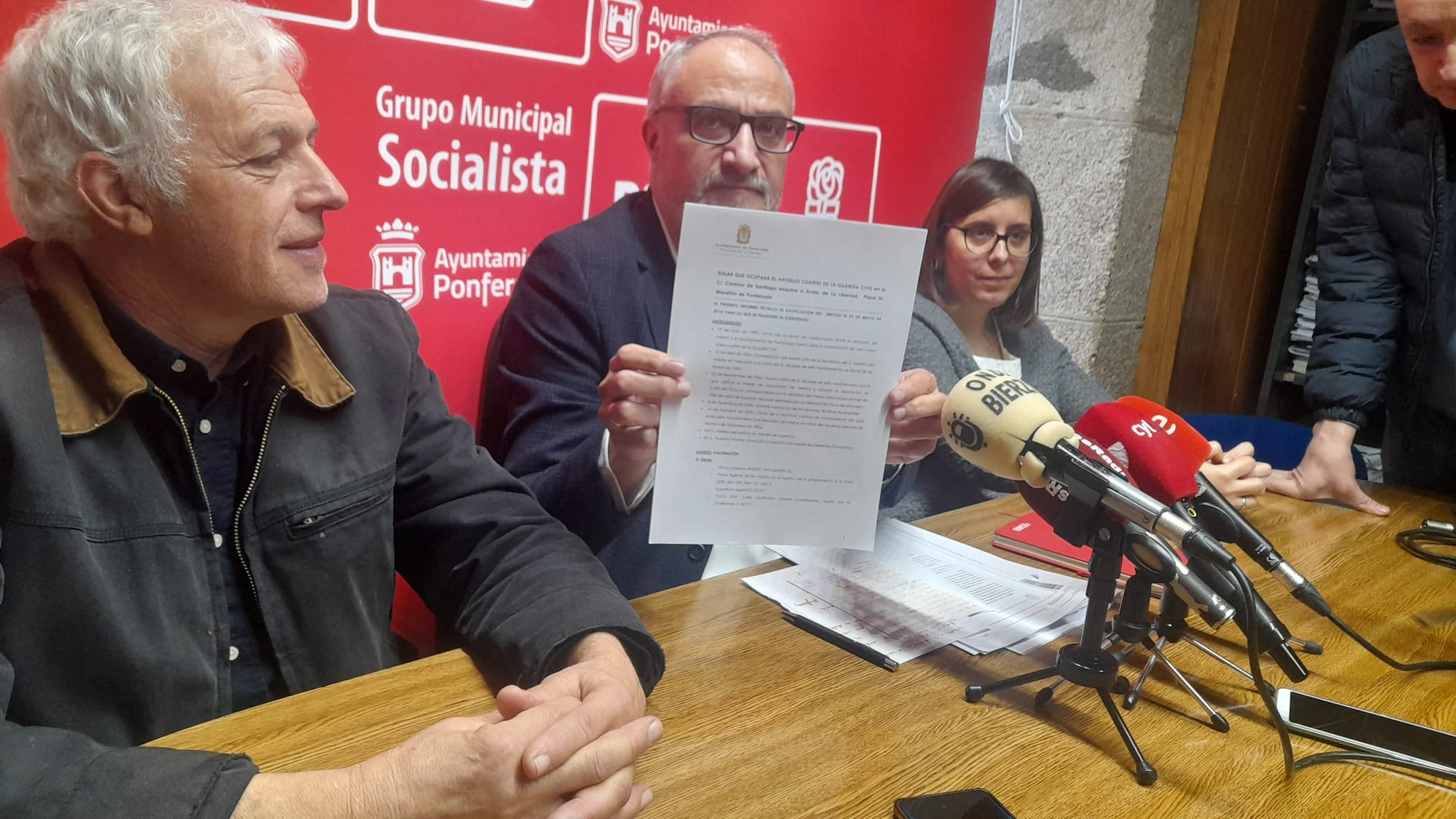 Ramón enseñando el documento con las valoraciones de la parcela en 2015. | MAR IGLESIAS