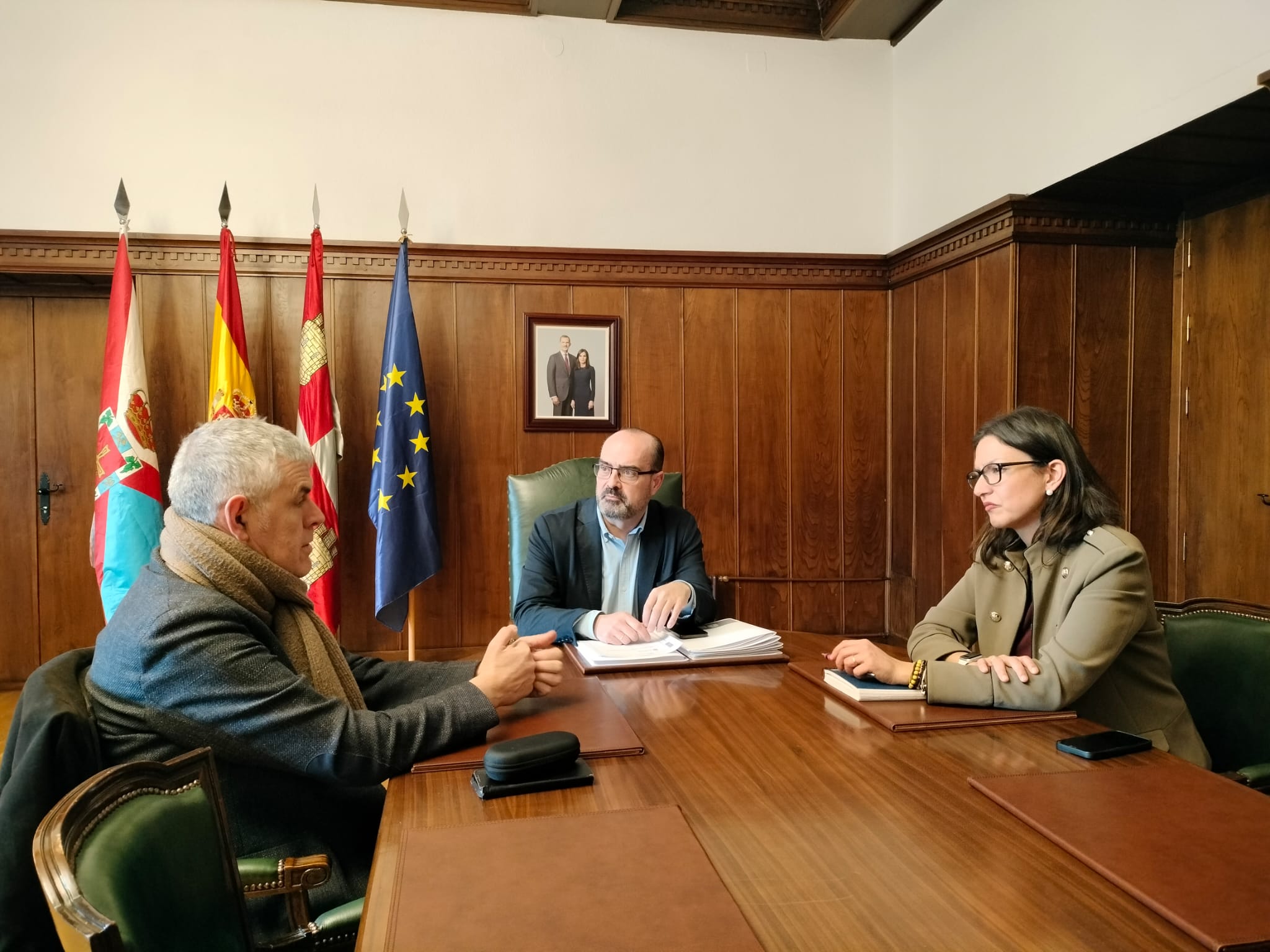 Reunión con Jorge Vega en el Ayuntamiento de Ponferrada. 