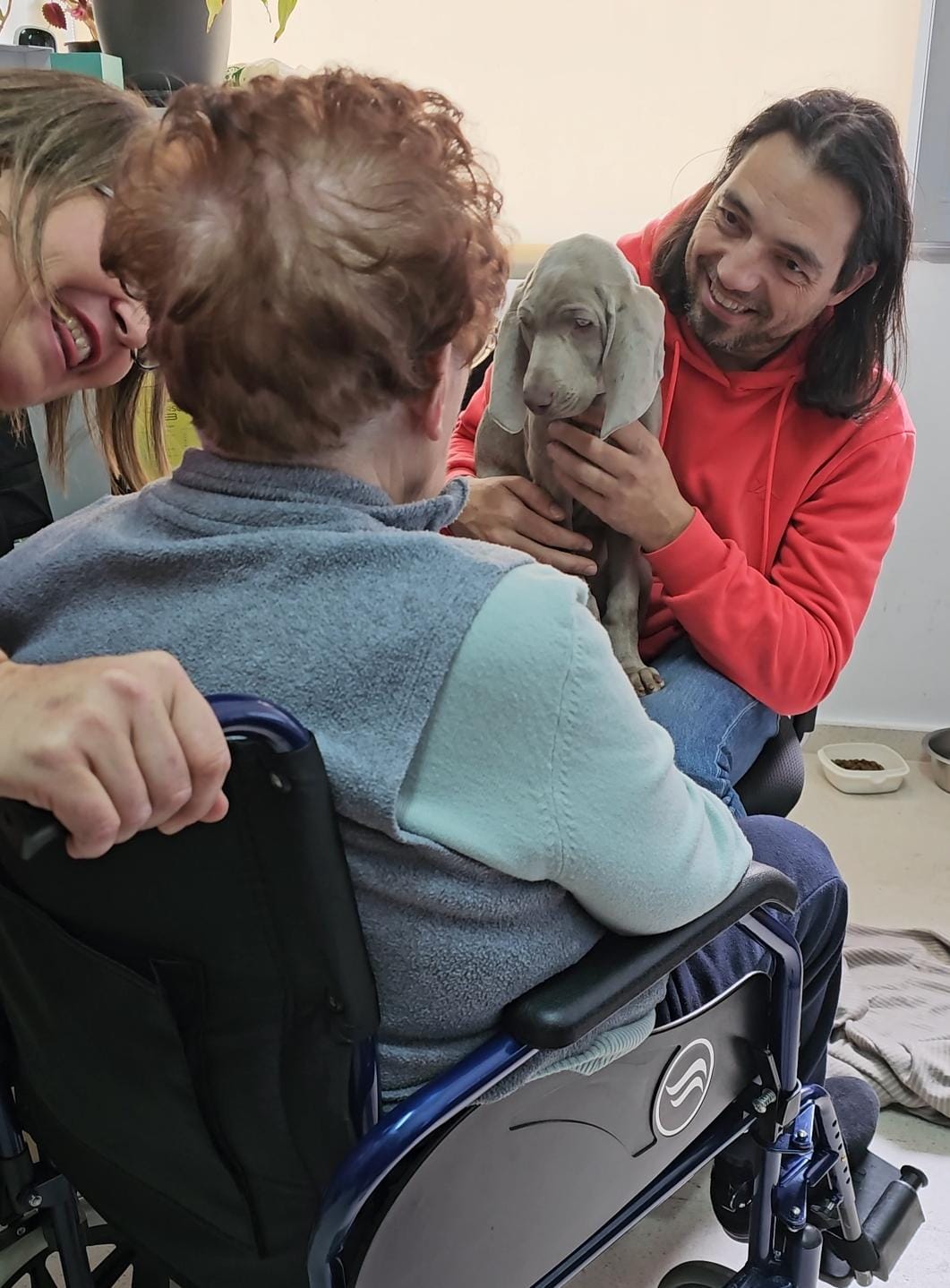 Max con una de sus amigas en el centro Alzheimer Bierzo.