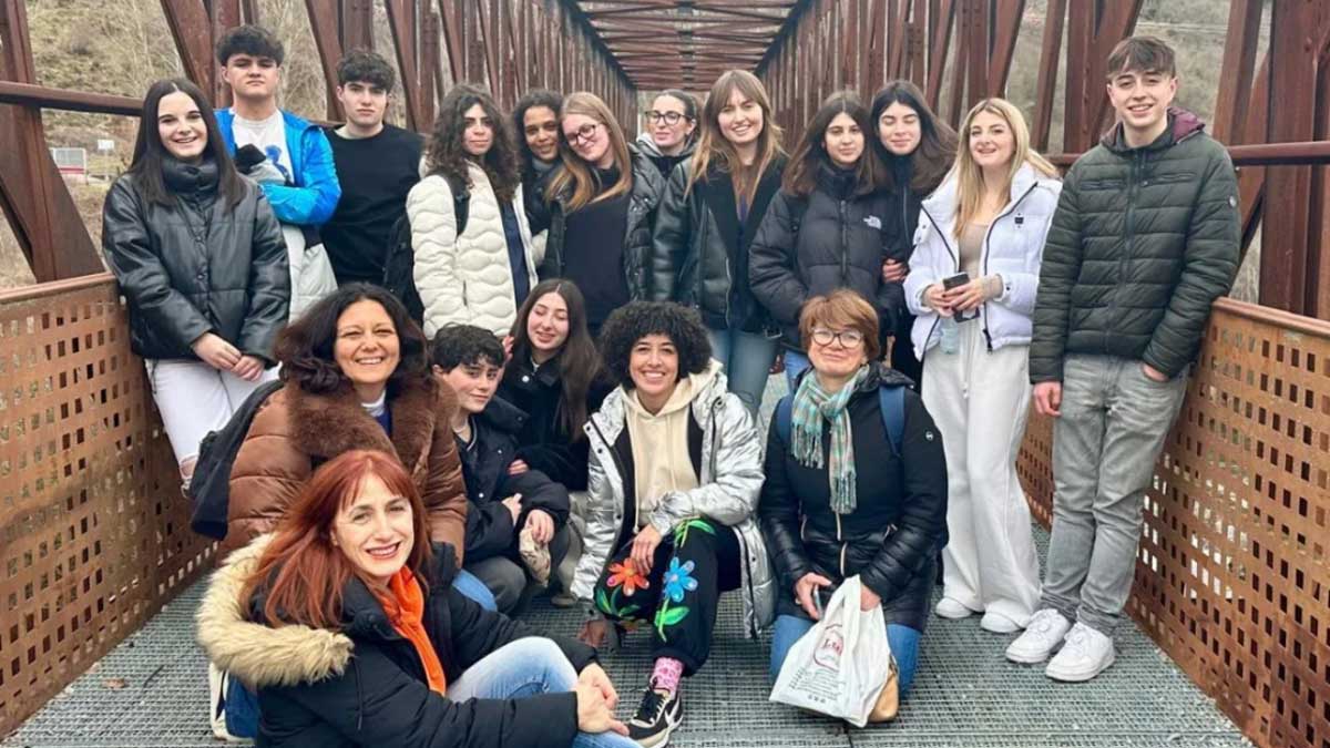 La delegación italiana conociendo el emblemático puente de hierro de Cistierna. | L.N.C.