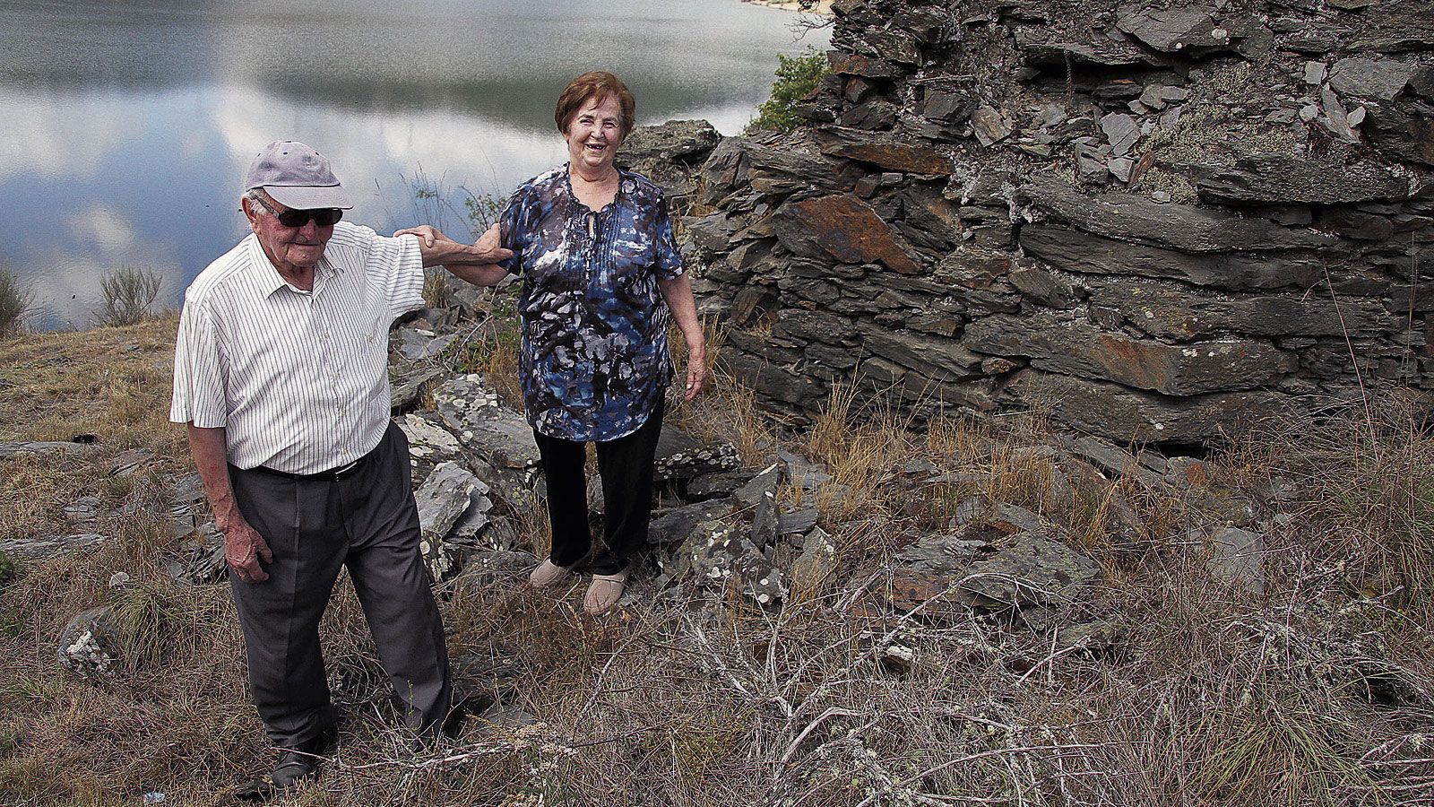 En 2017 la edición ya se celebró a orillas del pantano; así Pepe y Elvinda se fotografiaron ante su casa. | PEIO GARCÍA (ICAL)